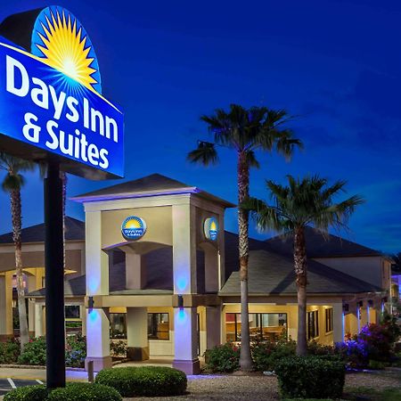 Days Inn & Suites By Wyndham Huntsville Exterior photo