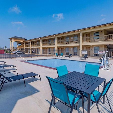 Days Inn & Suites By Wyndham Huntsville Exterior photo