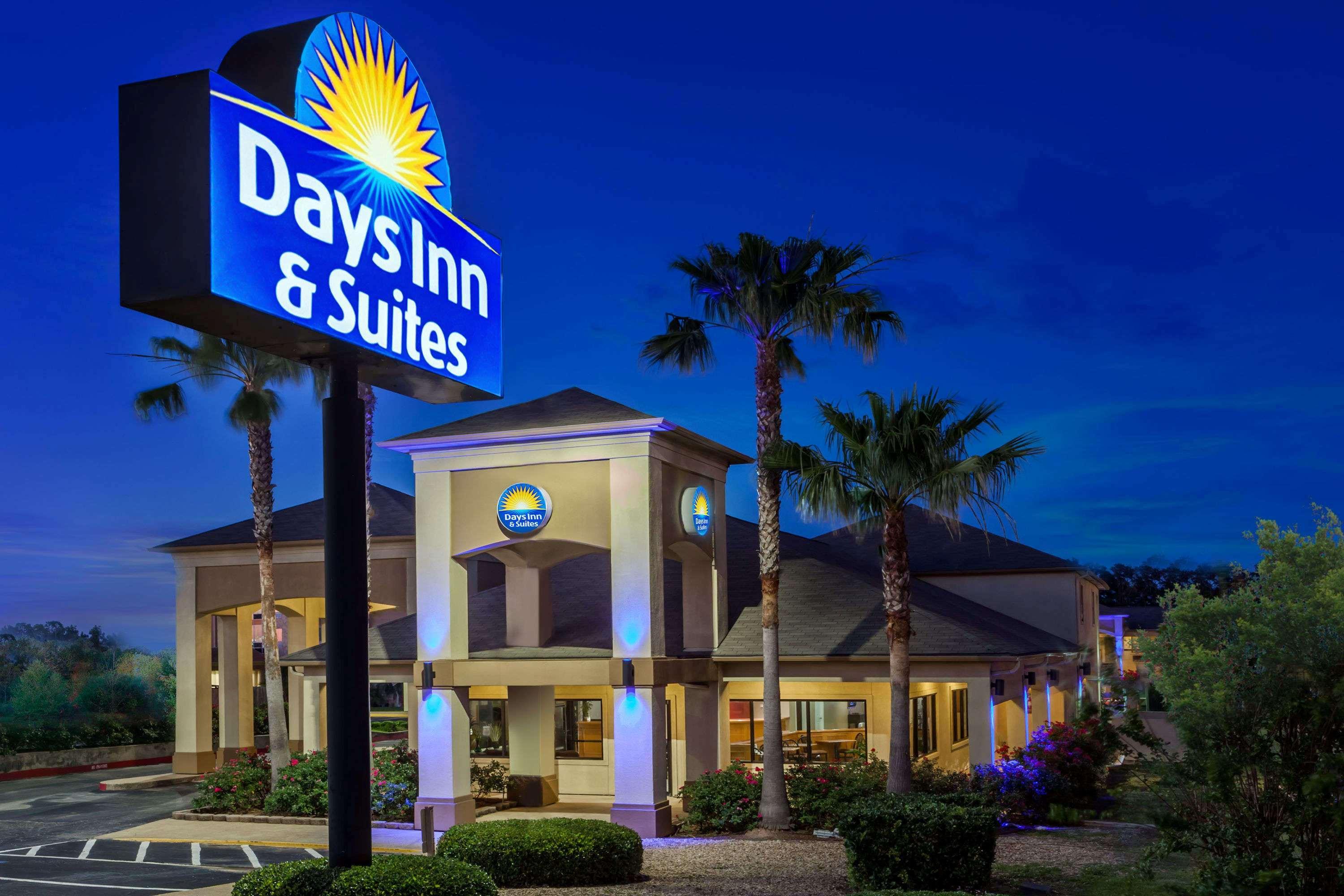 Days Inn & Suites By Wyndham Huntsville Exterior photo