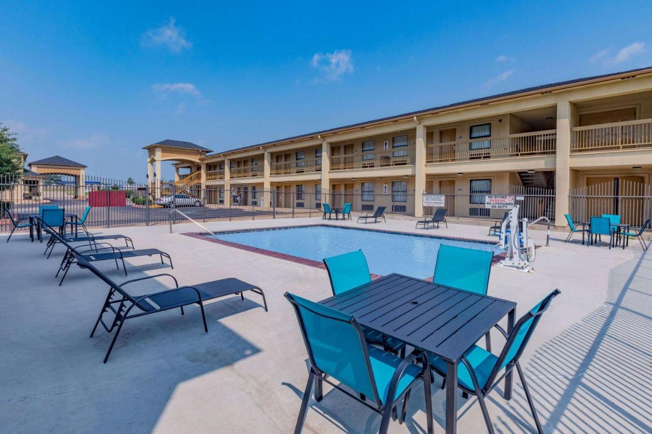 Days Inn & Suites By Wyndham Huntsville Exterior photo