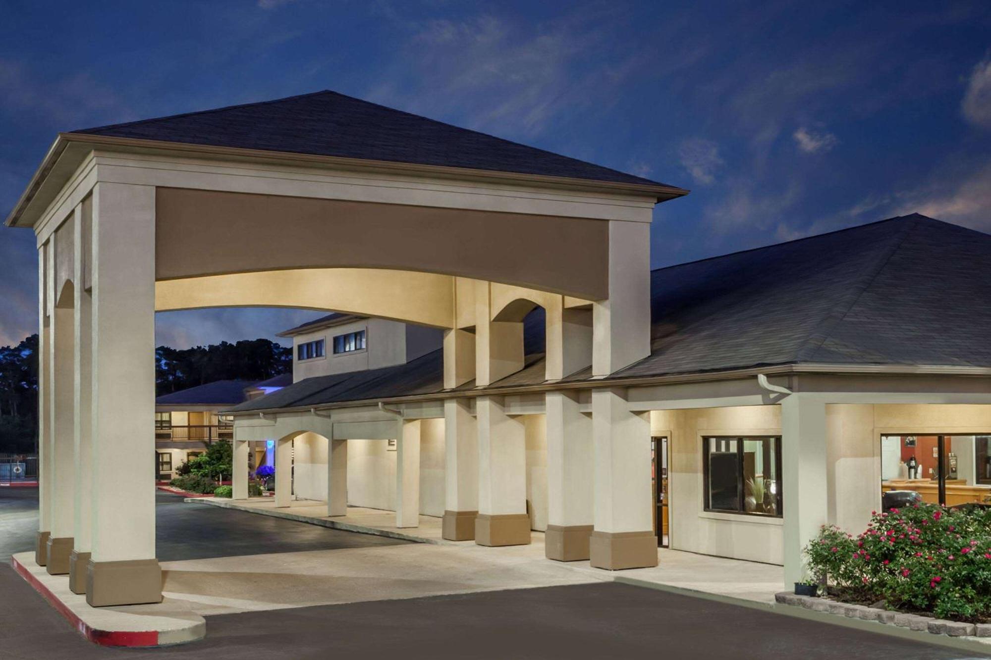 Days Inn & Suites By Wyndham Huntsville Exterior photo